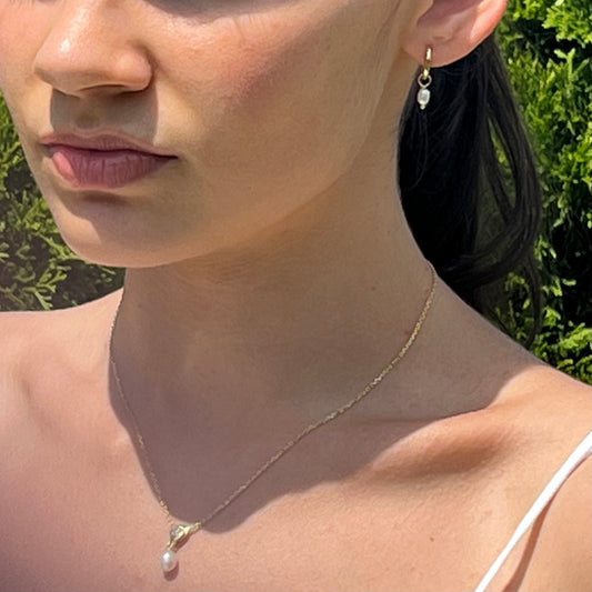 Náhrdelník Celeste Pearl s pravou sladkovodnou perlou na modelke