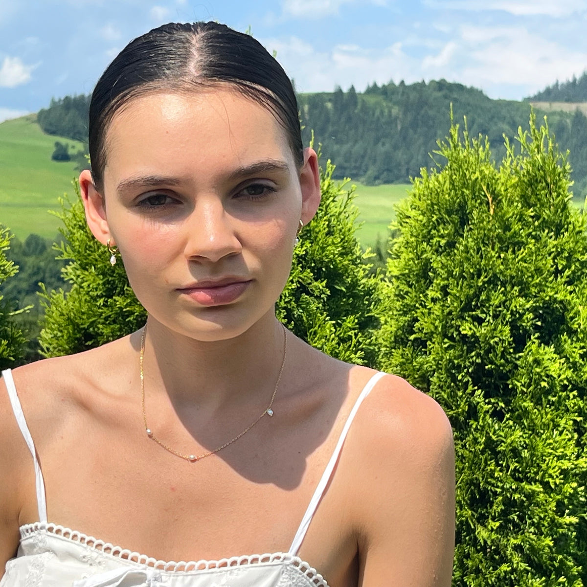 Pozlátený perlový set Lumiére Luna – náhrdelník a náušnice na modelke