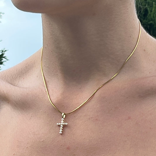 Retiazka Snake Elegance s príveskom na modelke
Perlový prívesok Celeste Cross na retiazke na modelke