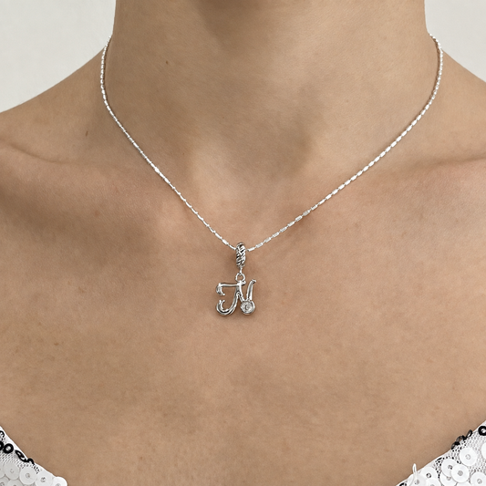Strieborný prívesok písmeno N so zirkónom na modelke