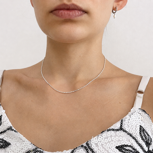 Jemná strieborná retiazka Linea na krku modelky