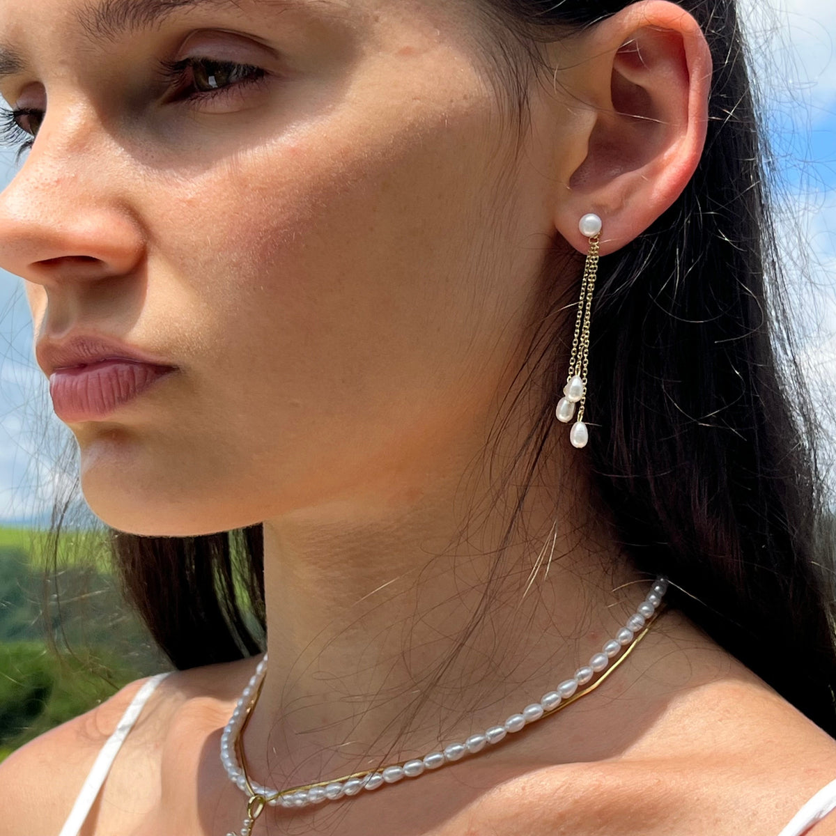 Perlové visiace náušnice Aurélie pri nosení – bočný pohľad na modelke
