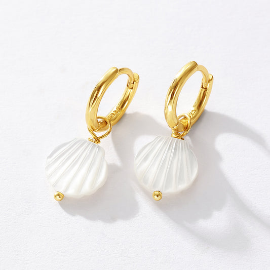 Mušľové náušnice Seashell z prírodnej perlete a pozláteného striebra 925
Detail na uchu: