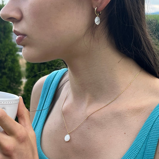 Perleťový set Seashell z pozláteného striebra 925 na modelke