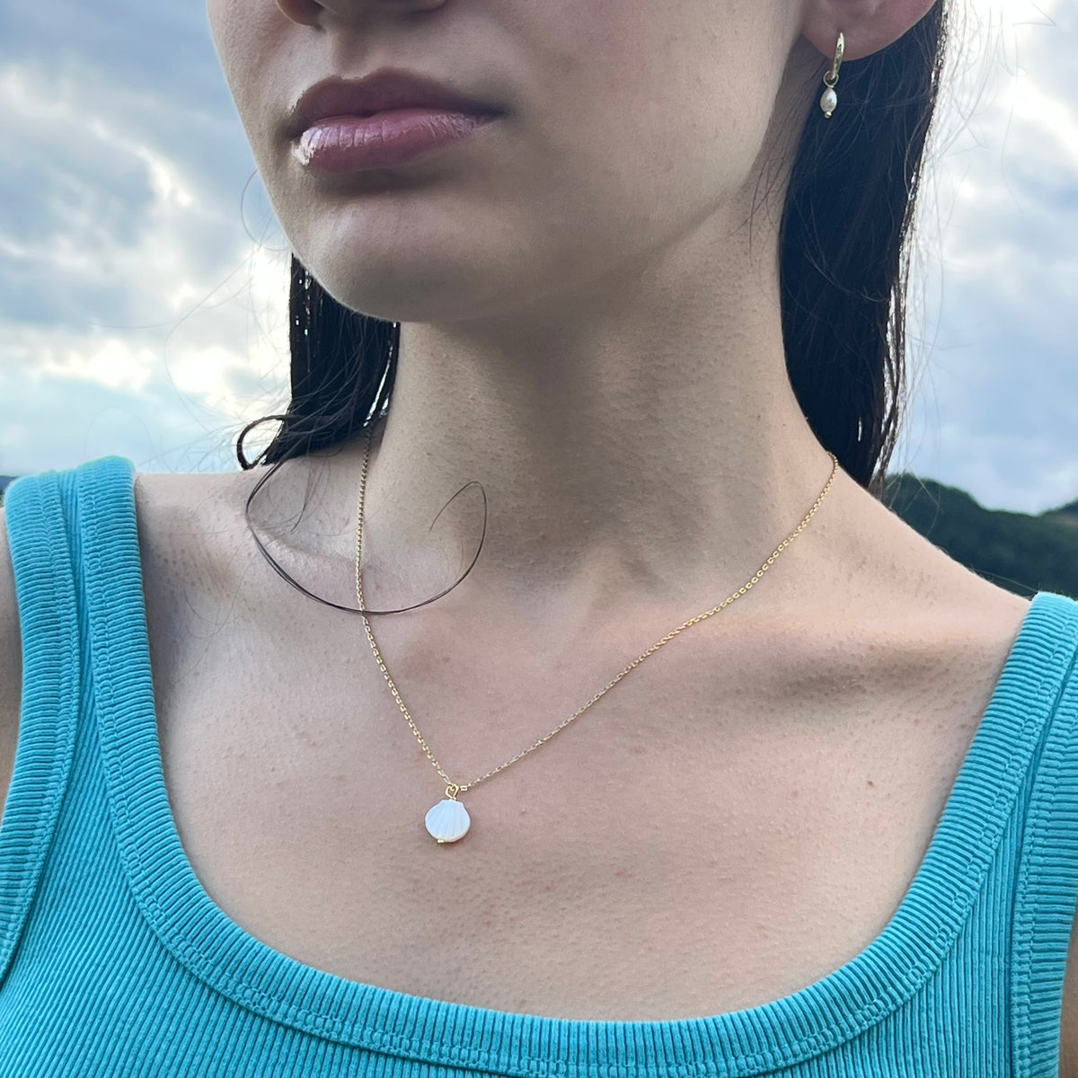 Detail mušľového prívesku Seashell z prírodnej perlete na dekolte