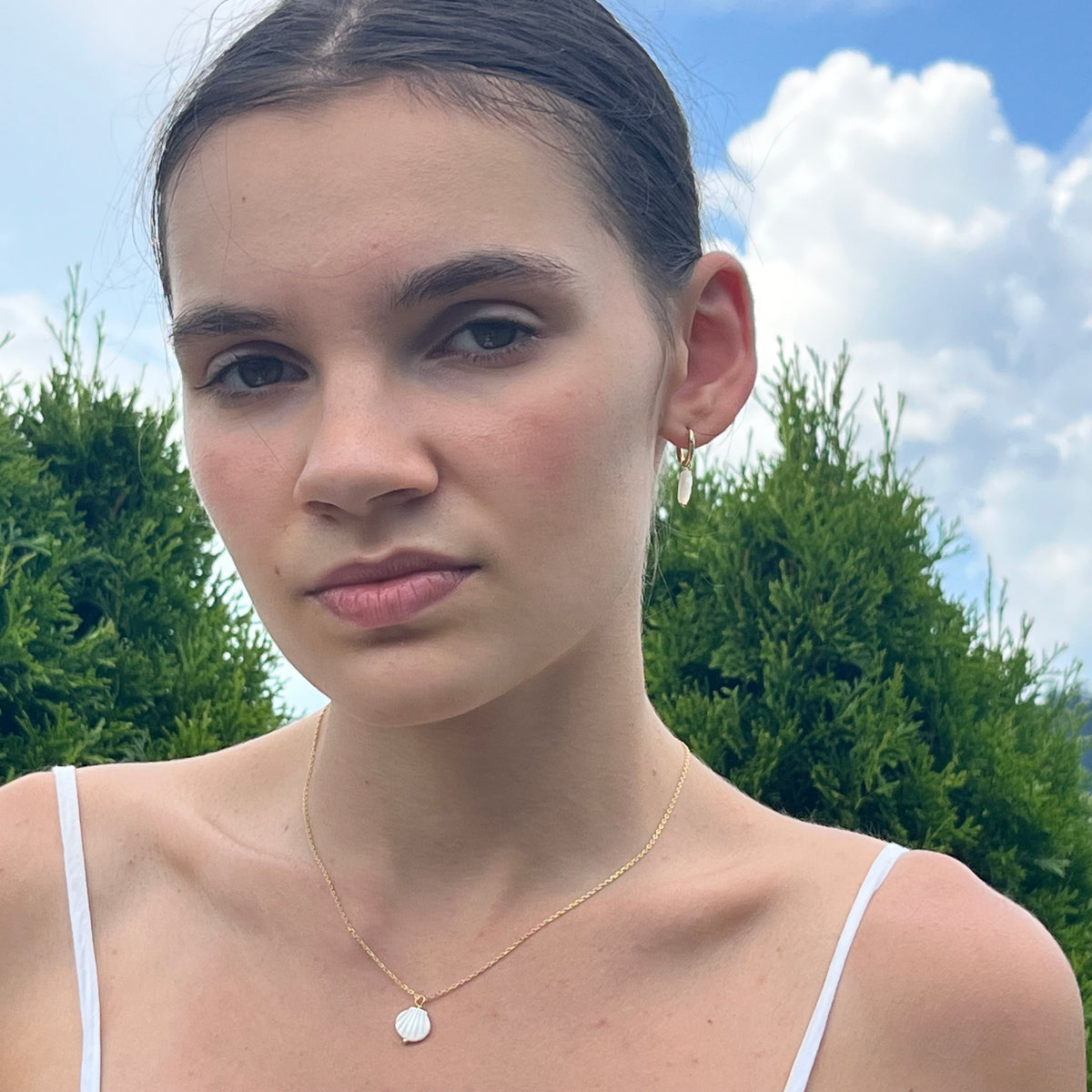 Mušľový náhrdelník Seashell s perleťovým príveskom pri nosení na modelke