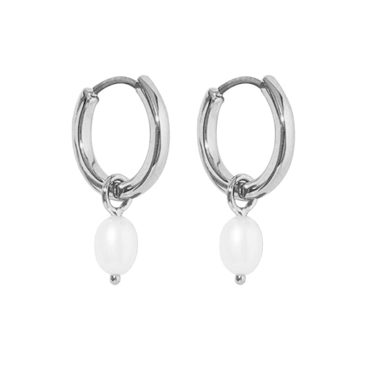 Perlové kruhové náušnice Luna v striebornom prevedení na svetlom pozadí