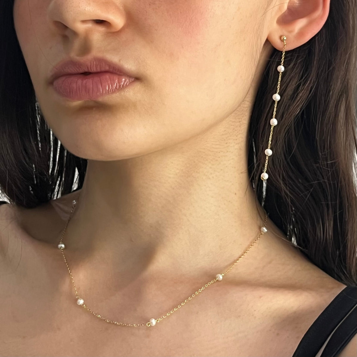 Perlové náušnice Séraphine pri nosení – predný pohľad na modelke