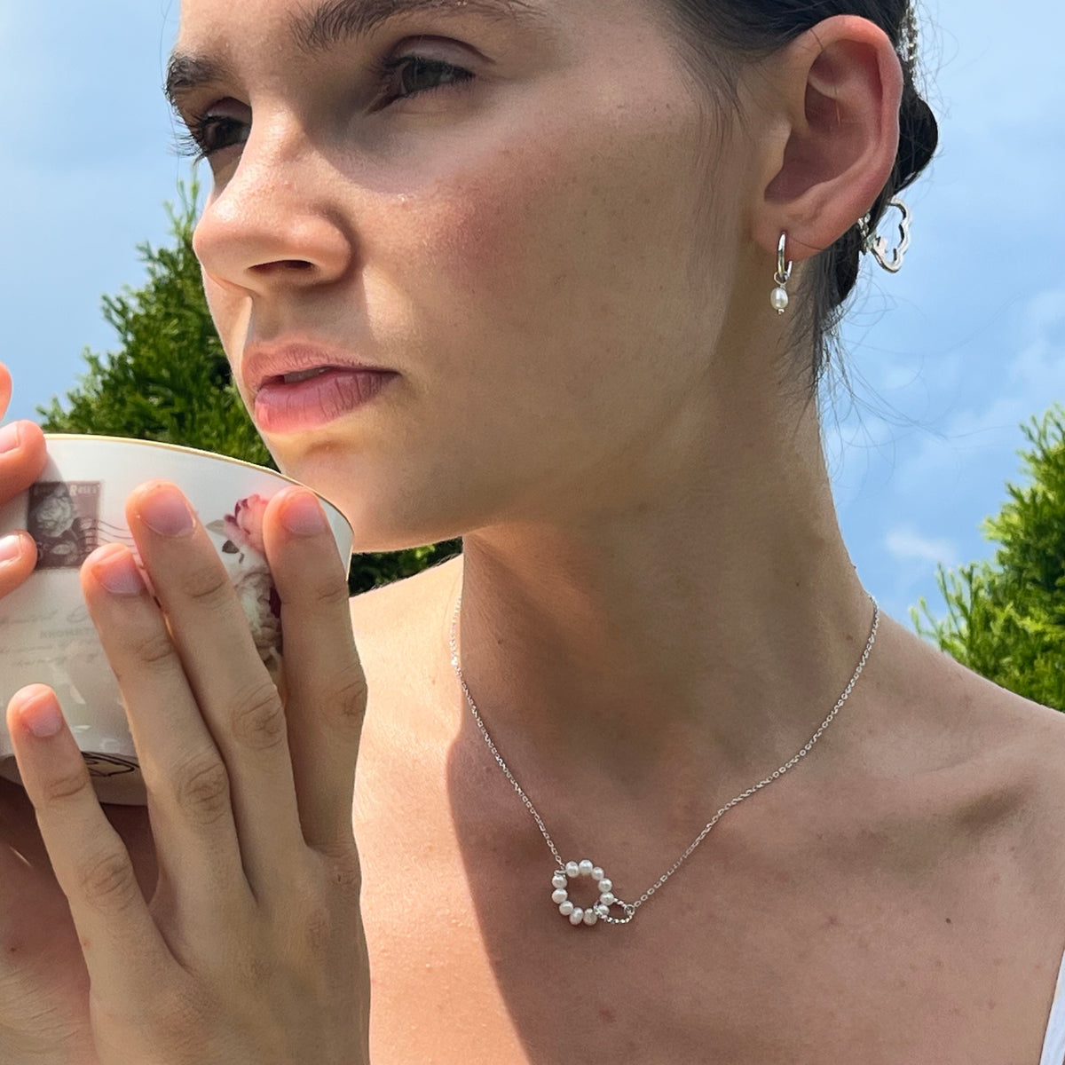 Strieborný perlový set Éternelle – náhrdelník a náušnice na modelke