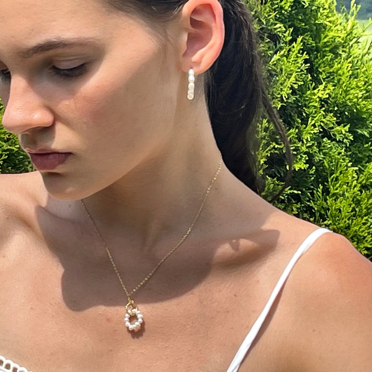 Pozlátený perlový náhrdelník a náušnice Éternelle na modelke