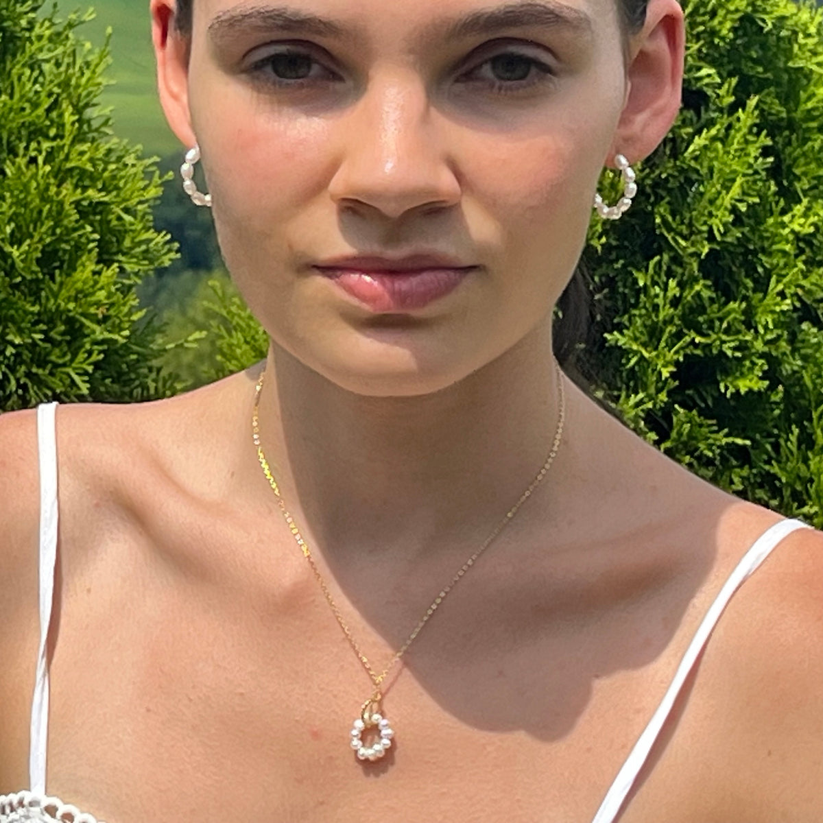 Pozlátený perlový set Éternelle na modelke