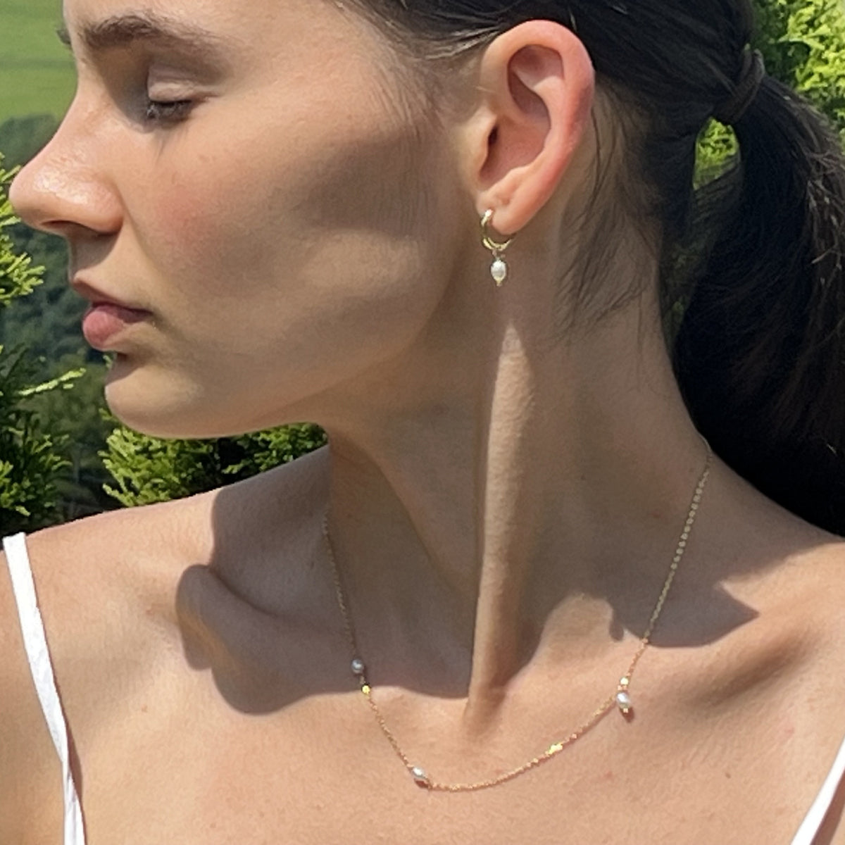 Pozlátený perlový set Lumiére Luna – náhrdelník a náušnice na modelke