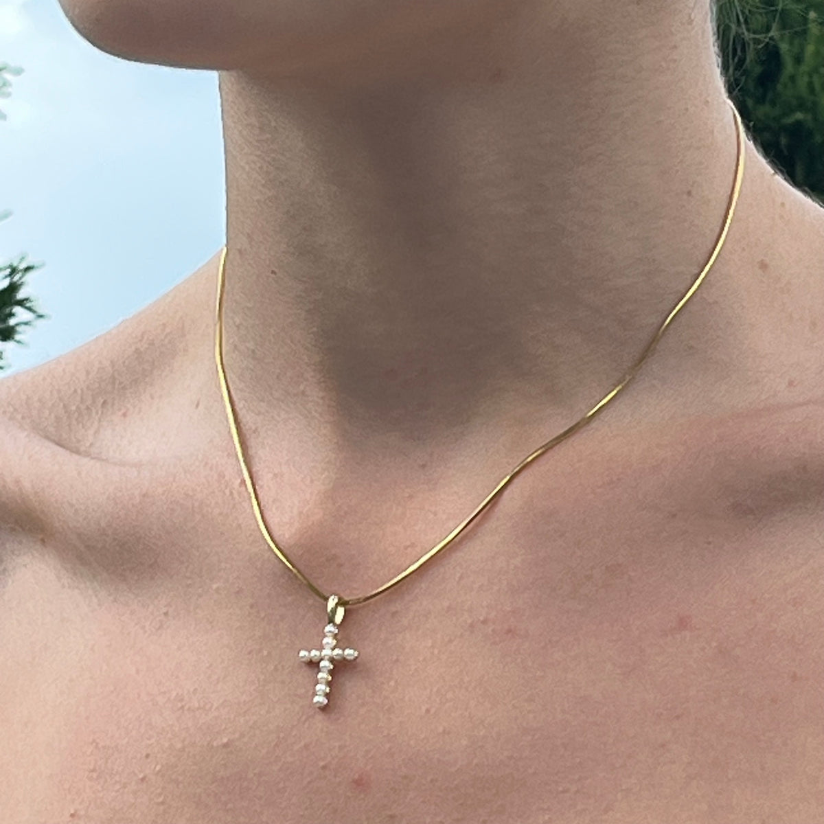 Retiazka Snake Elegance s príveskom na modelke 
Perlový prívesok Celeste Cross na retiazke na modelke